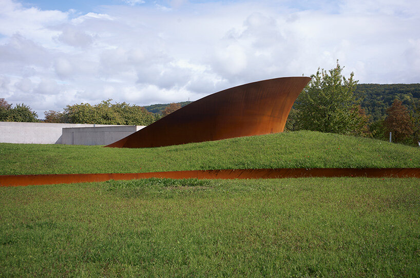 El proyecto final de Balkrishna Doshi toma la forma de una estructura de acero en espiral en el campus de Vitra en Alemania.