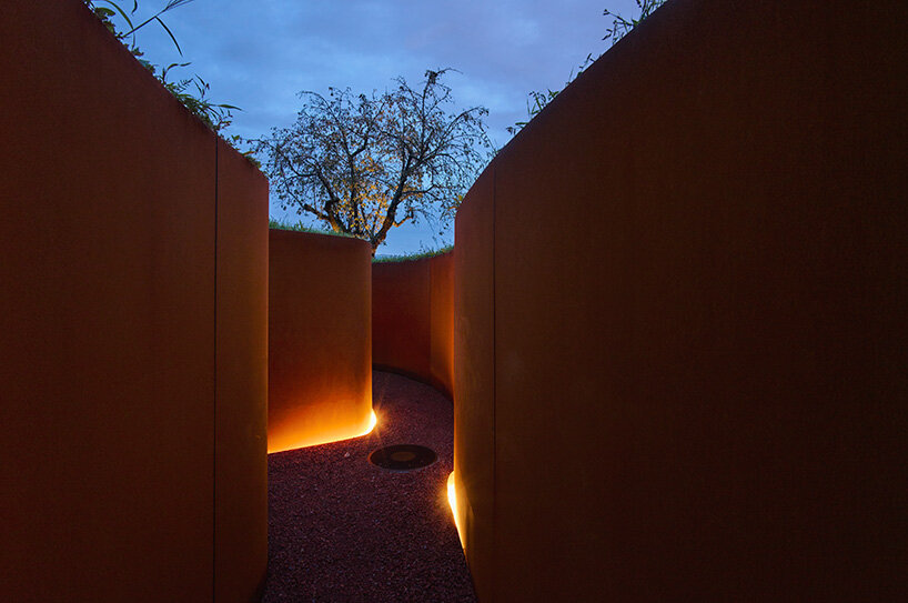 El proyecto final de Balkrishna Doshi toma la forma de una estructura de acero en espiral en el campus de Vitra en Alemania.