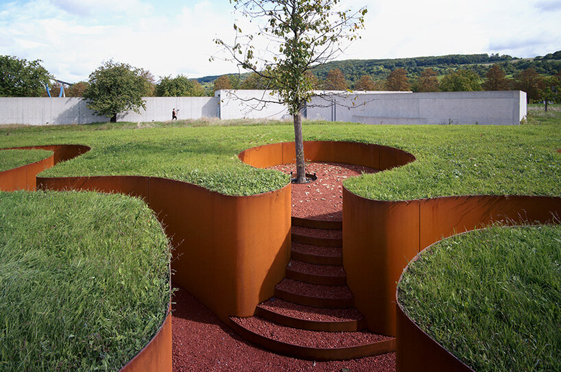 El proyecto final de Balkrishna Doshi toma la forma de una estructura de acero en espiral en el campus de Vitra en Alemania.