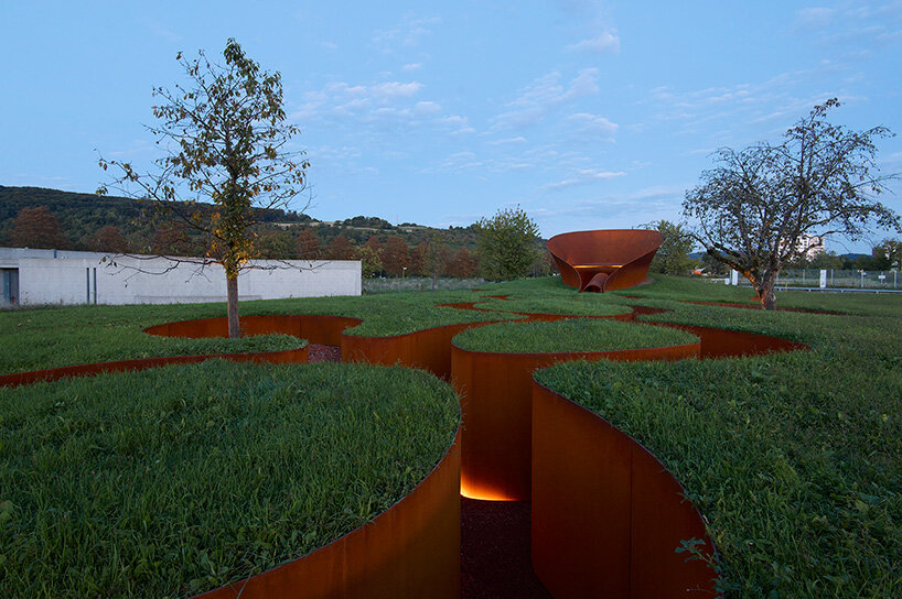 El proyecto final de Balkrishna Doshi toma la forma de una estructura de acero en espiral en el campus de Vitra en Alemania.
