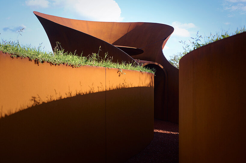 El proyecto final de Balkrishna Doshi toma la forma de una estructura de acero en espiral en el campus de Vitra en Alemania.