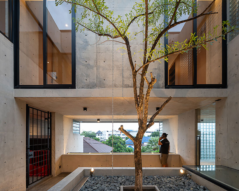 El patio verde de Bangkok ancla casas y oficinas mixtas dentro de una estructura de hormigón