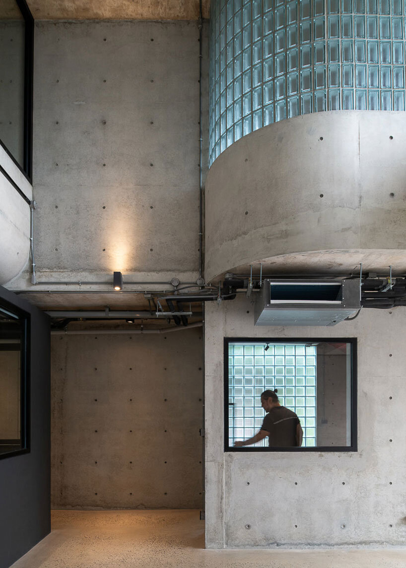 El patio verde de Bangkok ancla casas y oficinas mixtas dentro de una estructura de hormigón