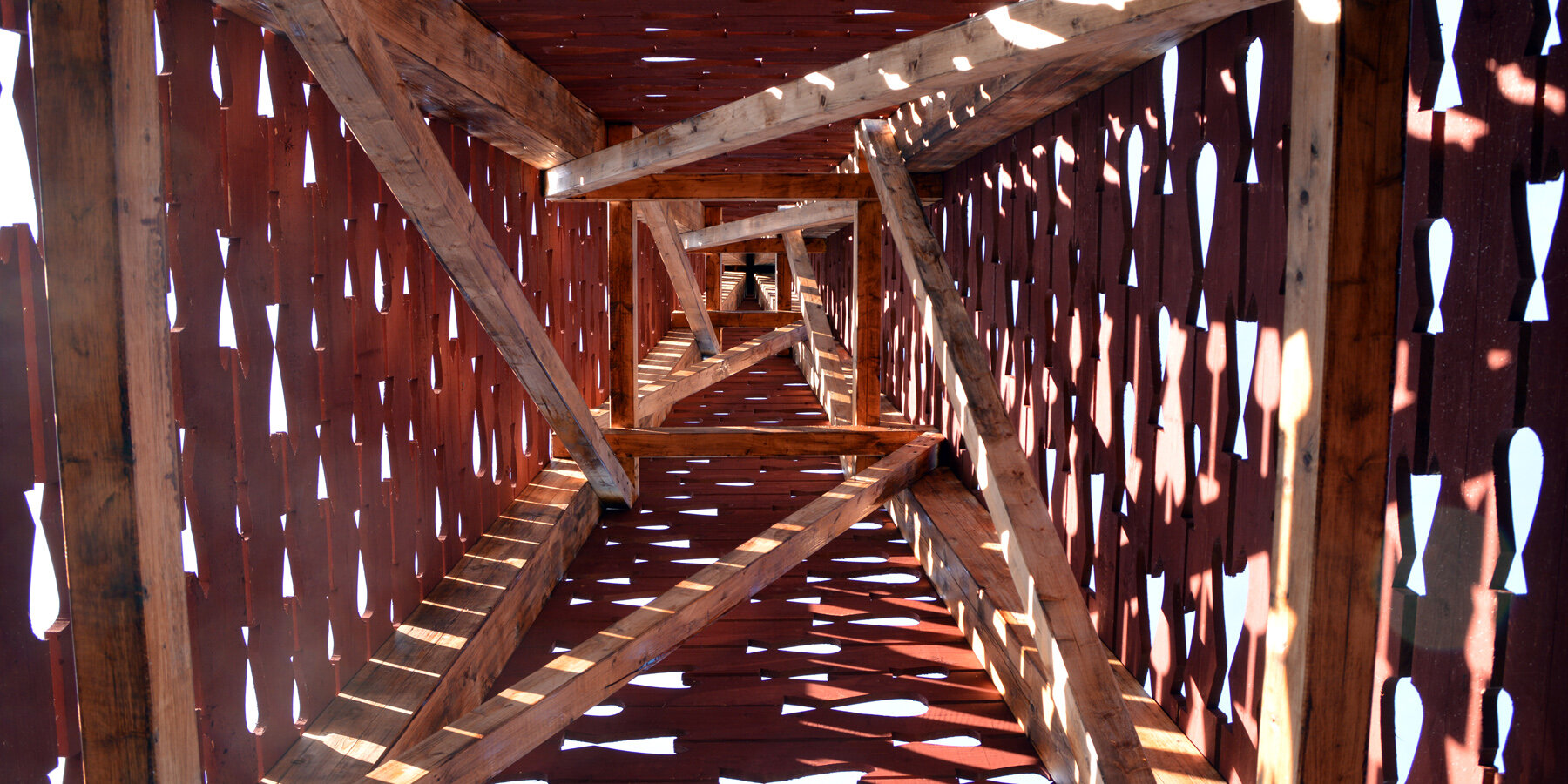 bergo-beacon-ulf-mejergren-glowing-wooden-beacon-baltic-sea-designboom-1800-2