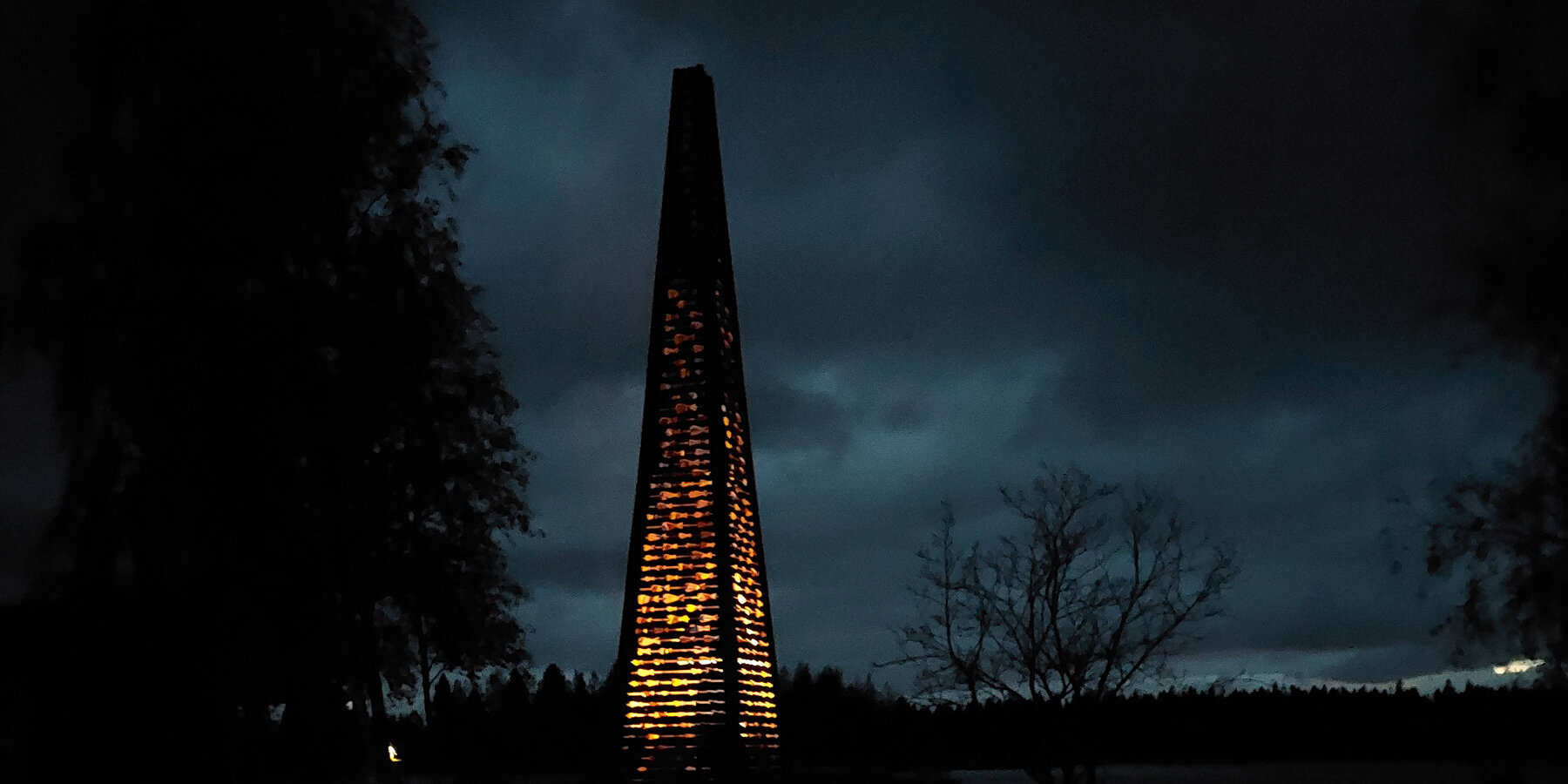 bergo-beacon-ulf-mejergren-glowing-wooden-beacon-baltic-sea-designboom-1800-3