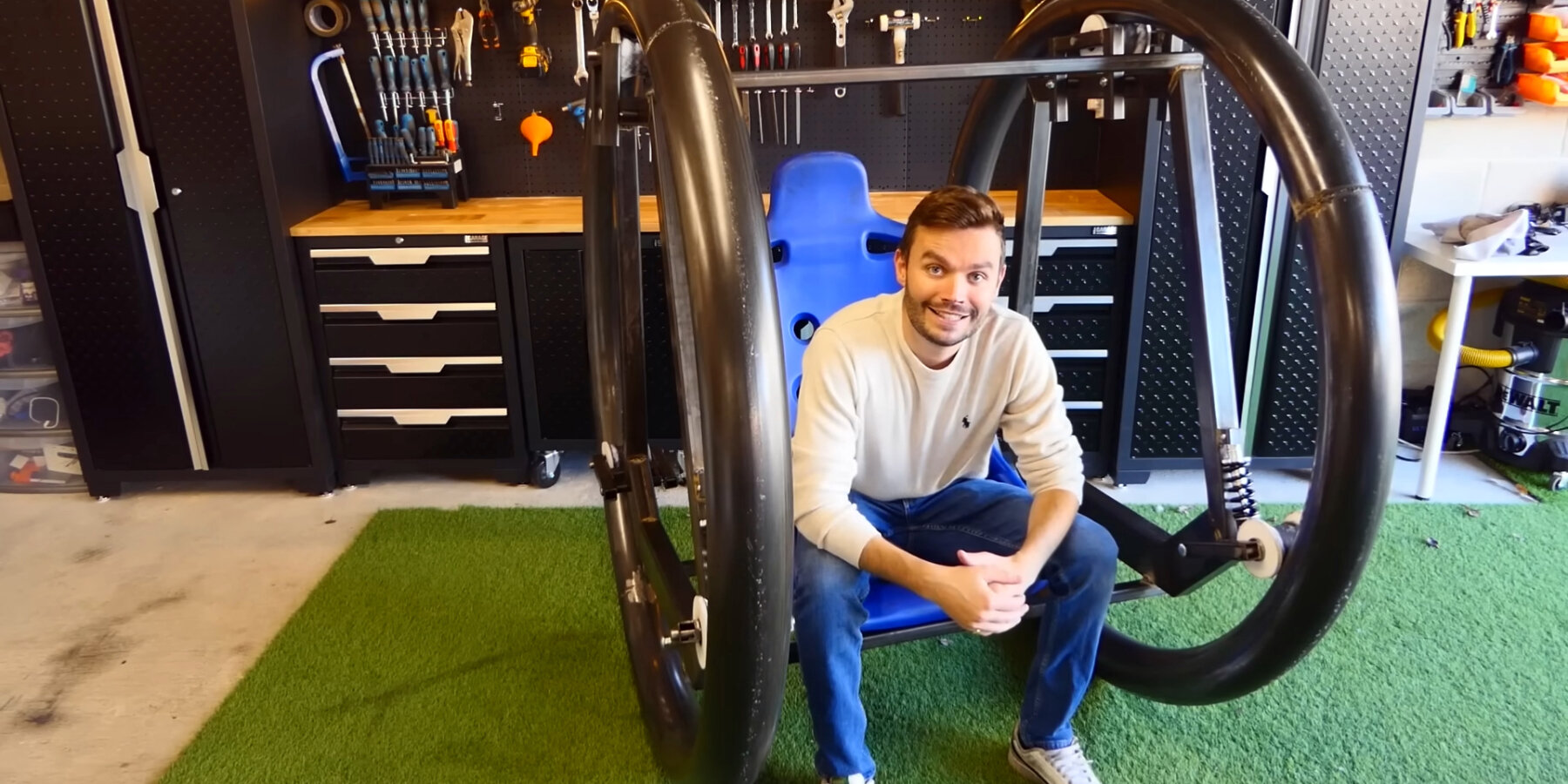 bike-moving-rings-bucket-seat-roll-without-pedal-diwheel-sam-barker-designboom-ban