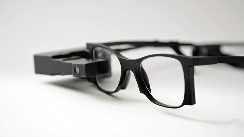 Implantes de células solares en los ojos.