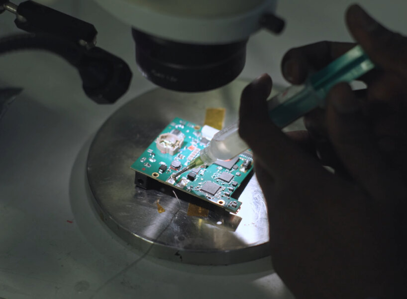 Implantes de células solares en los ojos.