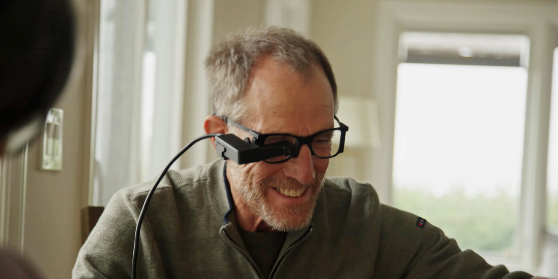 blind-patients-see-read-again-scientists-eye-implant-solar-cells-glasses-prima-science-designboom-ban