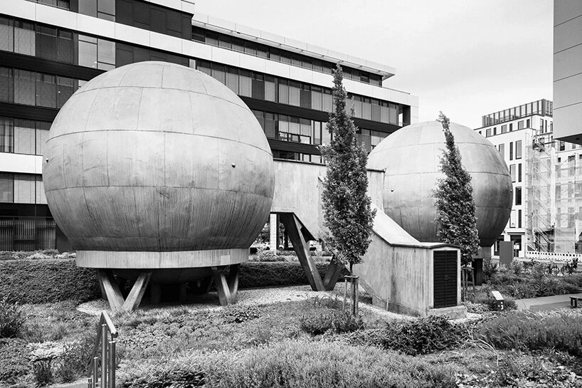 cuervo azul brutalista de Berlín