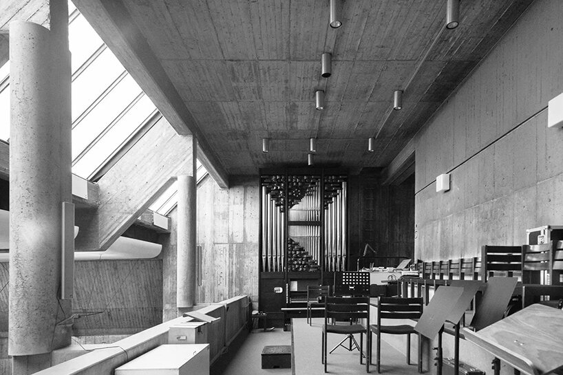 cuervo azul brutalista de Berlín