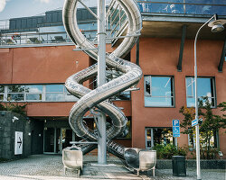 carsten höller's mirrored slides spiral down facade of moderna museet in stockholm