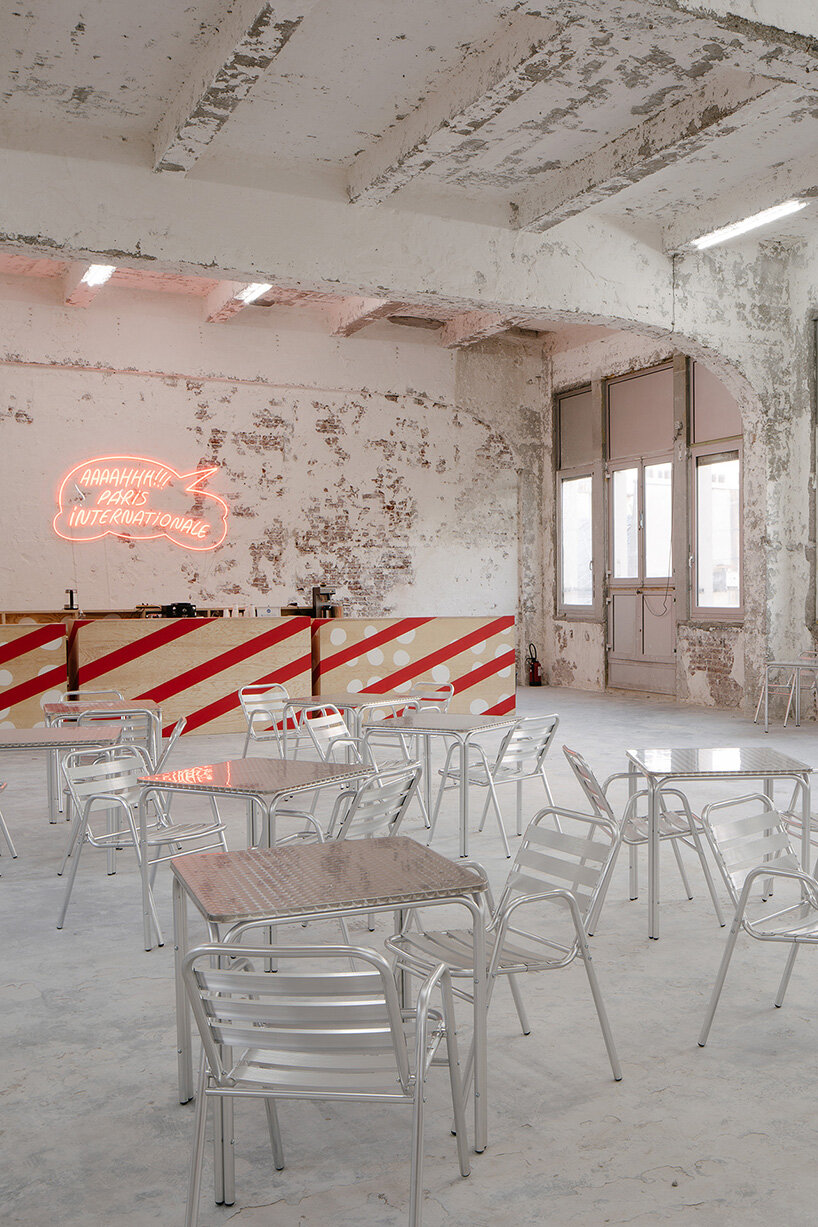 Cristo y Gantenbein adaptaron los intercambios telefónicos anteriores a las ubicaciones internacionales de París