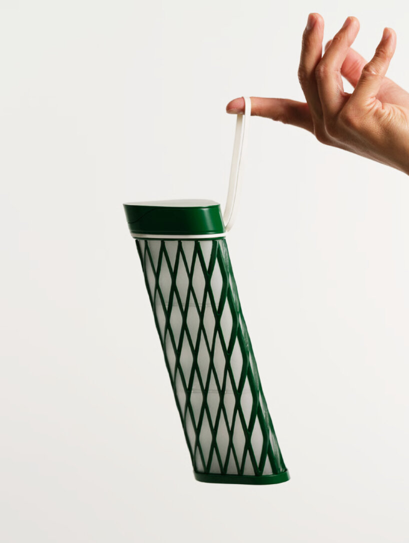 Tiene cinta de silicona para que los usuarios puedan atarlo a su bolso como accesorio.