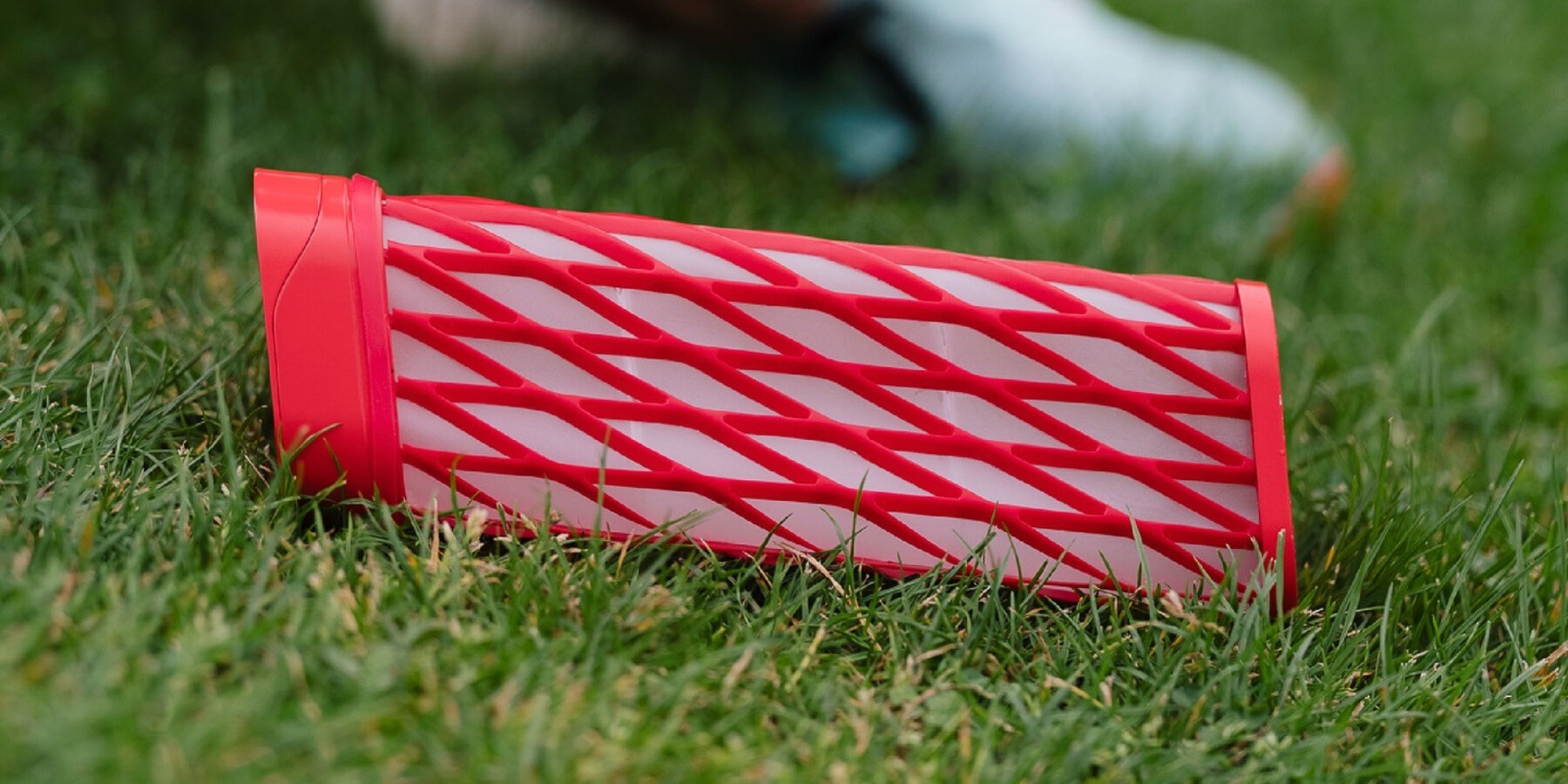 collapsible-pocket-sized-water-bottle-elio-leans-designboom-ban