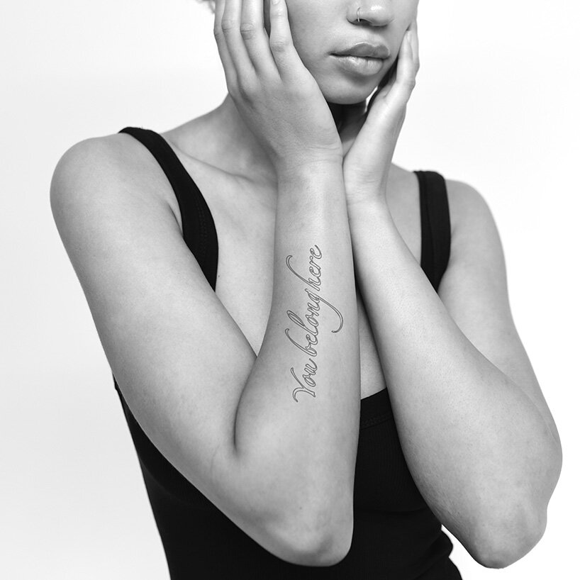 Colección de arte corporal: tatuajes de Lawrence Weiner, Peter Marino y más, a subasta