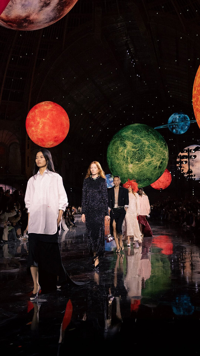 Las constelaciones de bola flotante iluminan el gran palacio de París Chanel SS26 Show