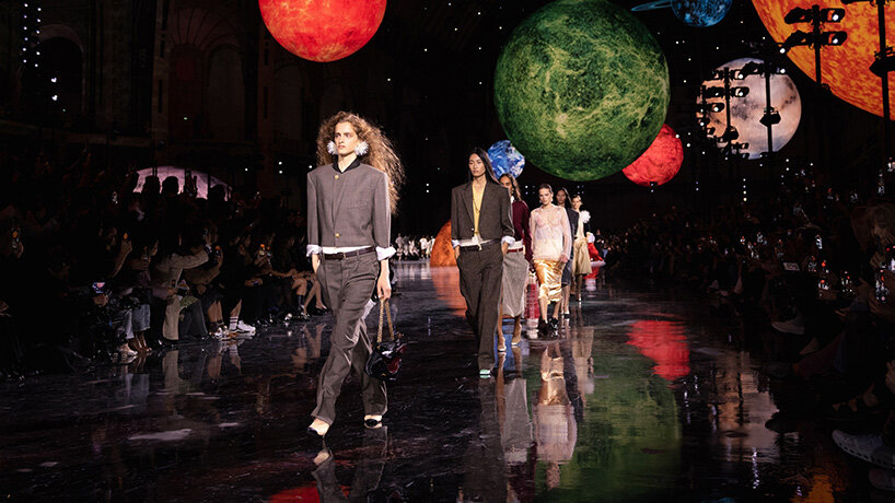 Las constelaciones de bola flotante iluminan el gran palacio de París Chanel SS26 Show