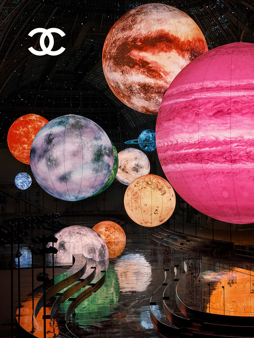 Las constelaciones de bola flotante iluminan el gran palacio de París Chanel SS26 Show