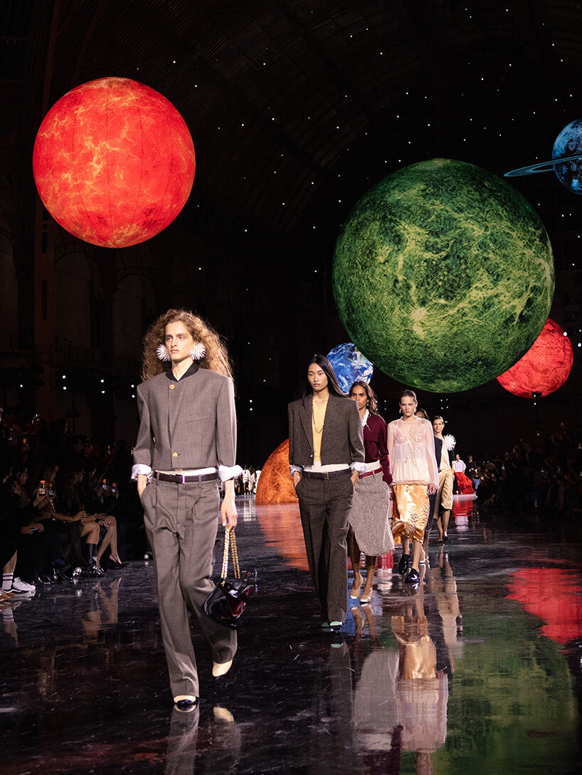 Las constelaciones de bola flotante iluminan el gran palacio de París Chanel SS26 Show
