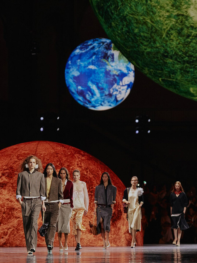 Las constelaciones de bola flotante iluminan el gran palacio de París Chanel SS26 Show