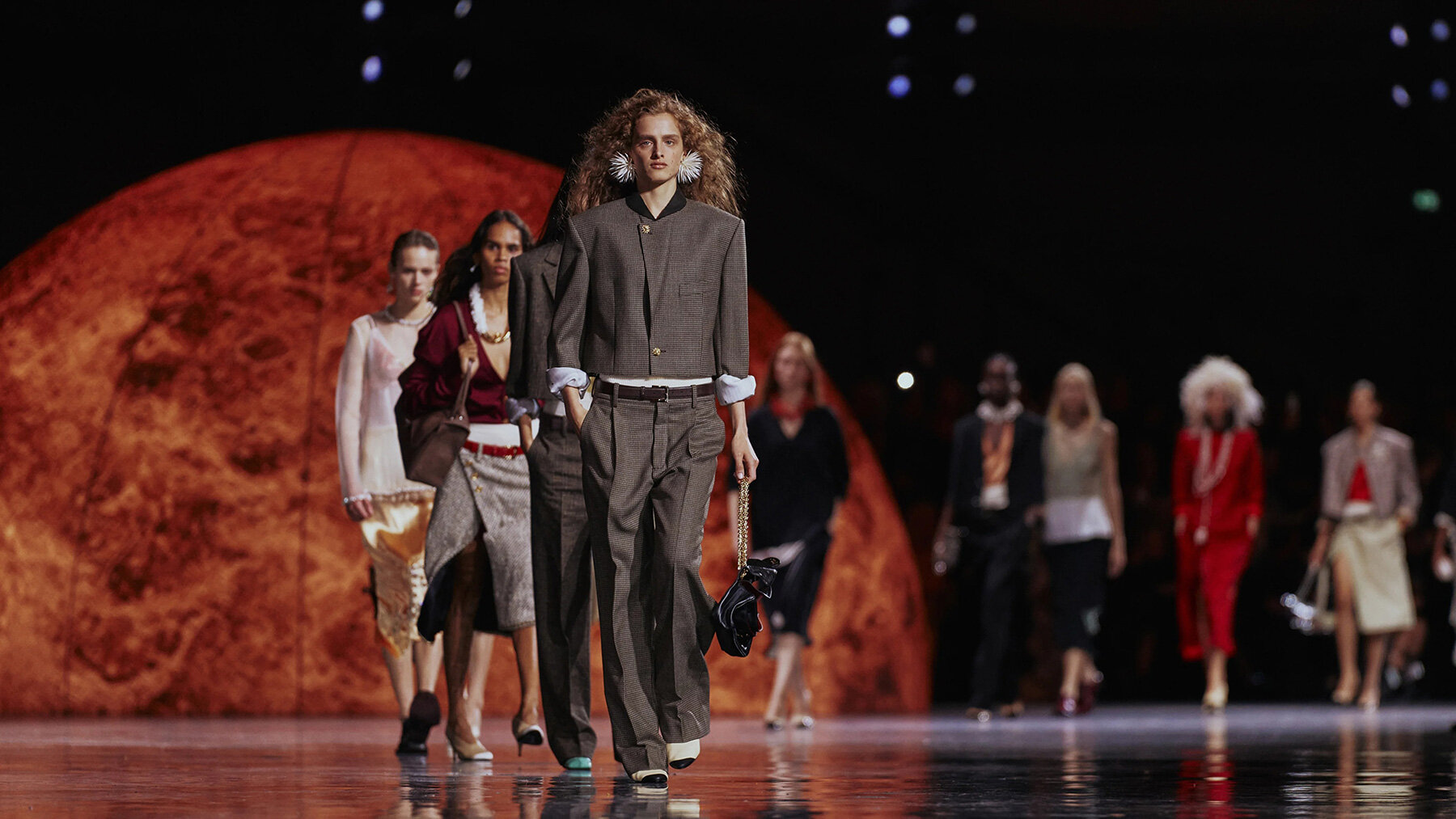 constellation-floating-orbs-paris-grand-palais-chanel-ss26-show-matthieu-blazy-designboom-large01