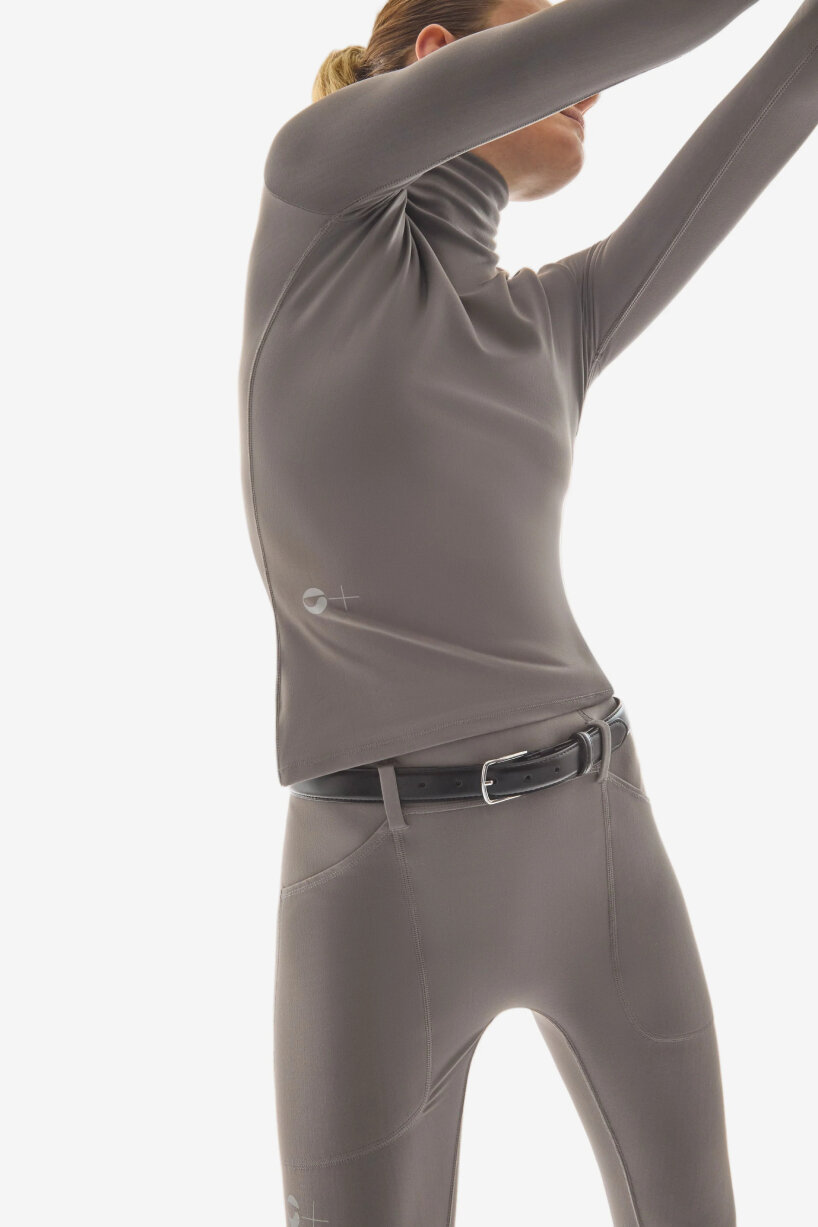 Cuando la tela entra en contacto con la piel, el calor corporal, la fricción y el movimiento inician el lento proceso de liberación.