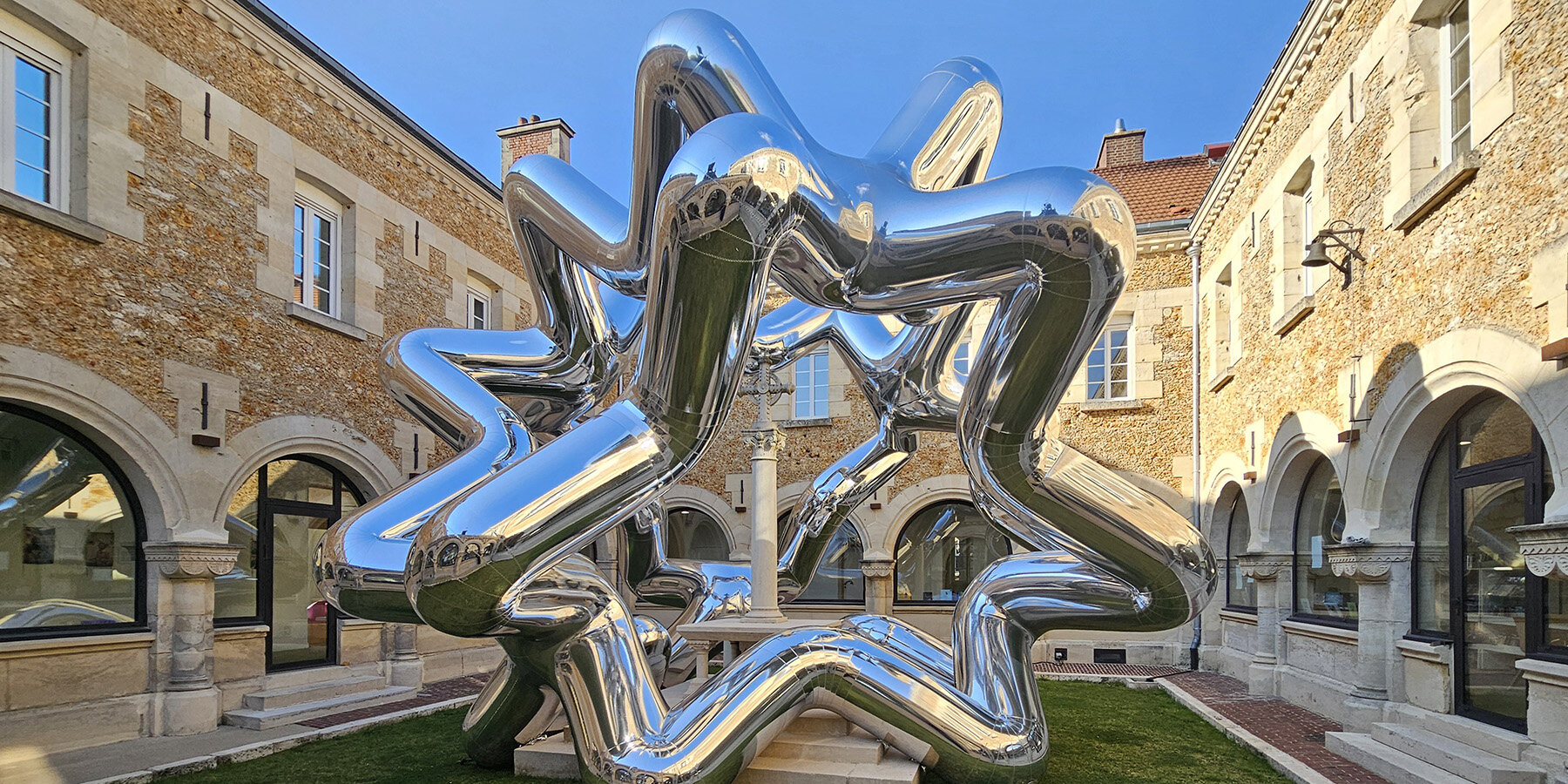 cyril-lancelin-circle-stars-inflatable-mirror-sculpture-designboom-1800-2