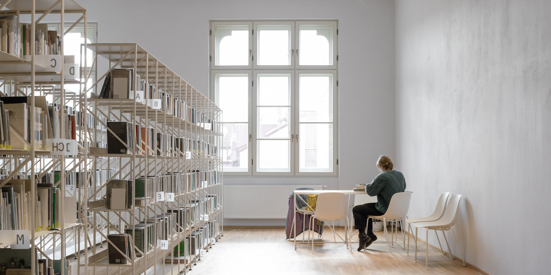 doxa-bistan-architekti-p-o-hviezdoslav-library-presov-suspended-steel-shelving-designboom-1800-1