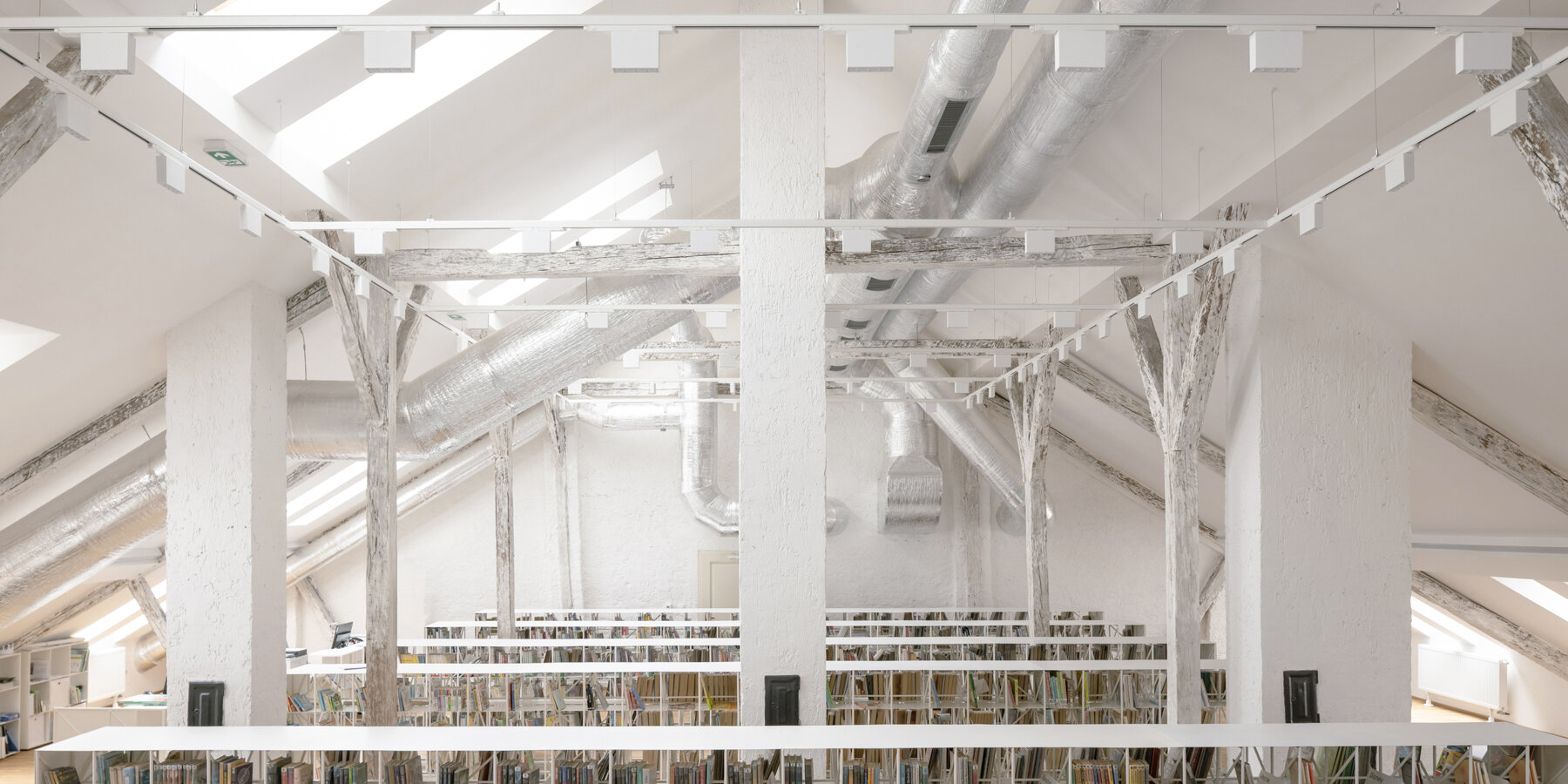 doxa-bistan-architekti-p-o-hviezdoslav-library-presov-suspended-steel-shelving-designboom-1800-3
