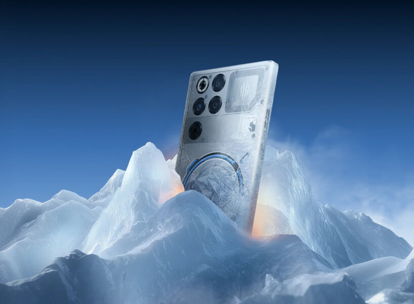 El tablero se muestra completo en la parte posterior del dispositivo.