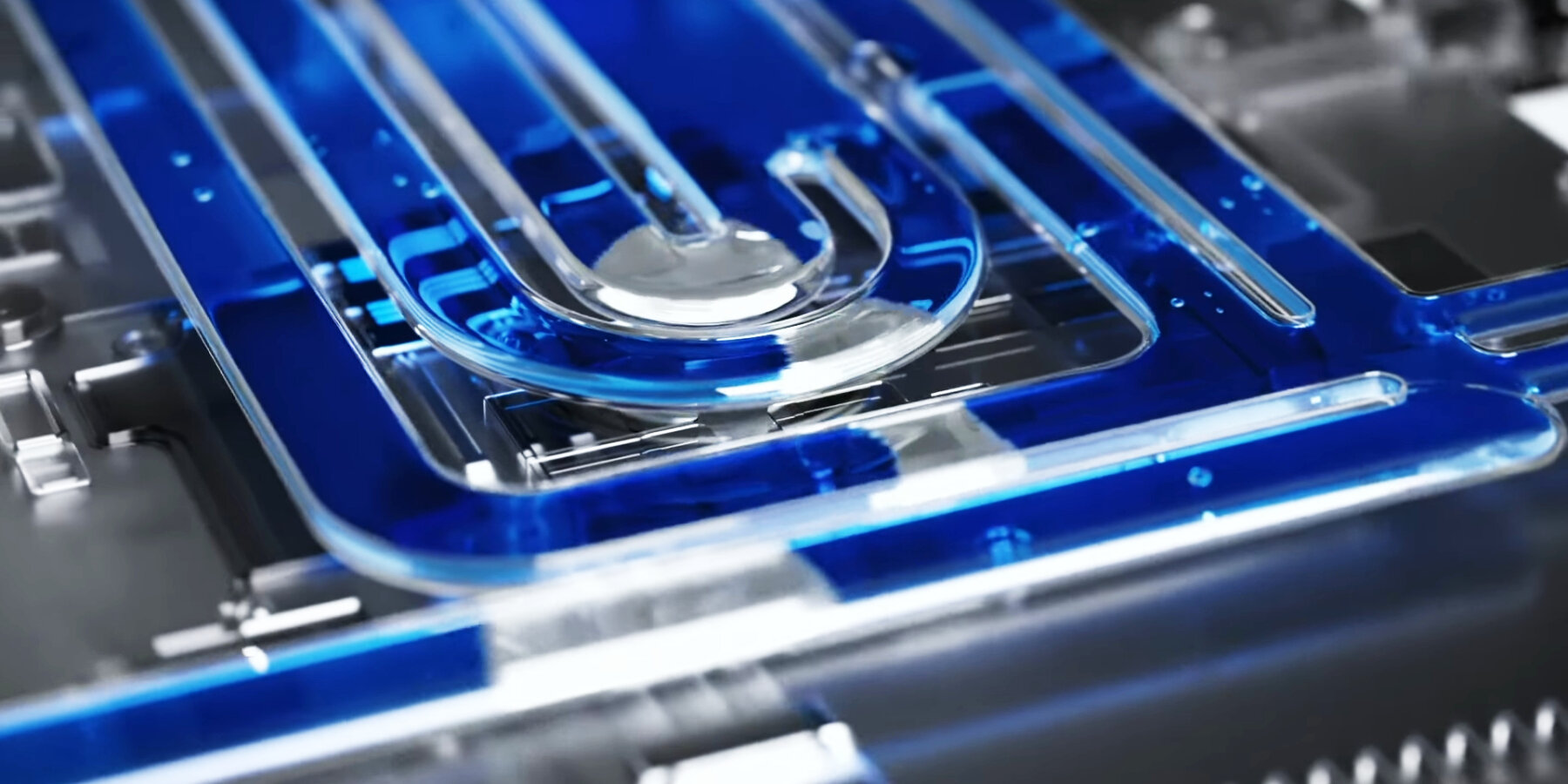 first-phone-flowing-water-liquid-cooling-technology-redmagic-11-pro-designboom-ban