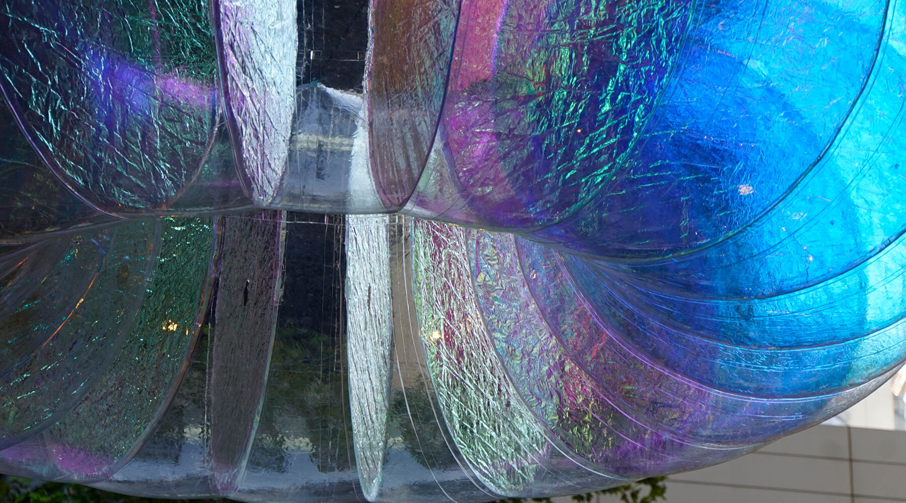 floating-oculus-installation-shifting-chromatic-light-brooklyn-streets-atelier-sisu-splendour-designboom-1800-2