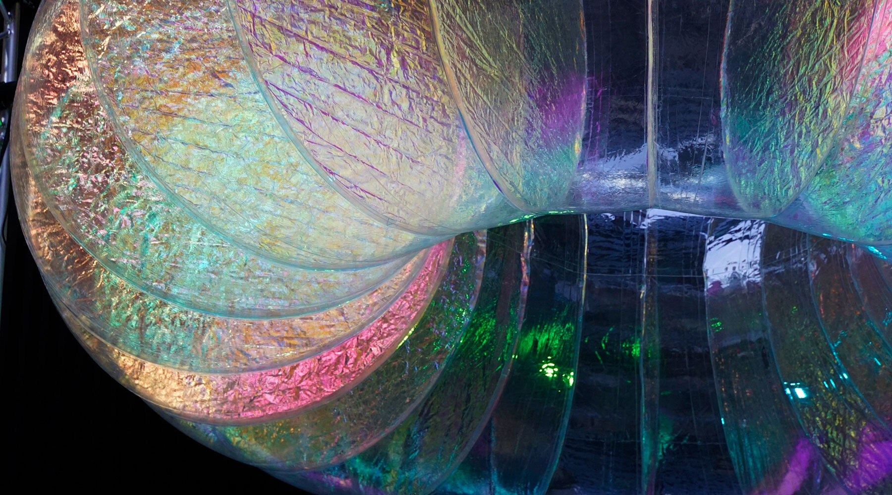 floating-oculus-installation-shifting-chromatic-light-brooklyn-streets-atelier-sisu-splendour-designboom-1800-3