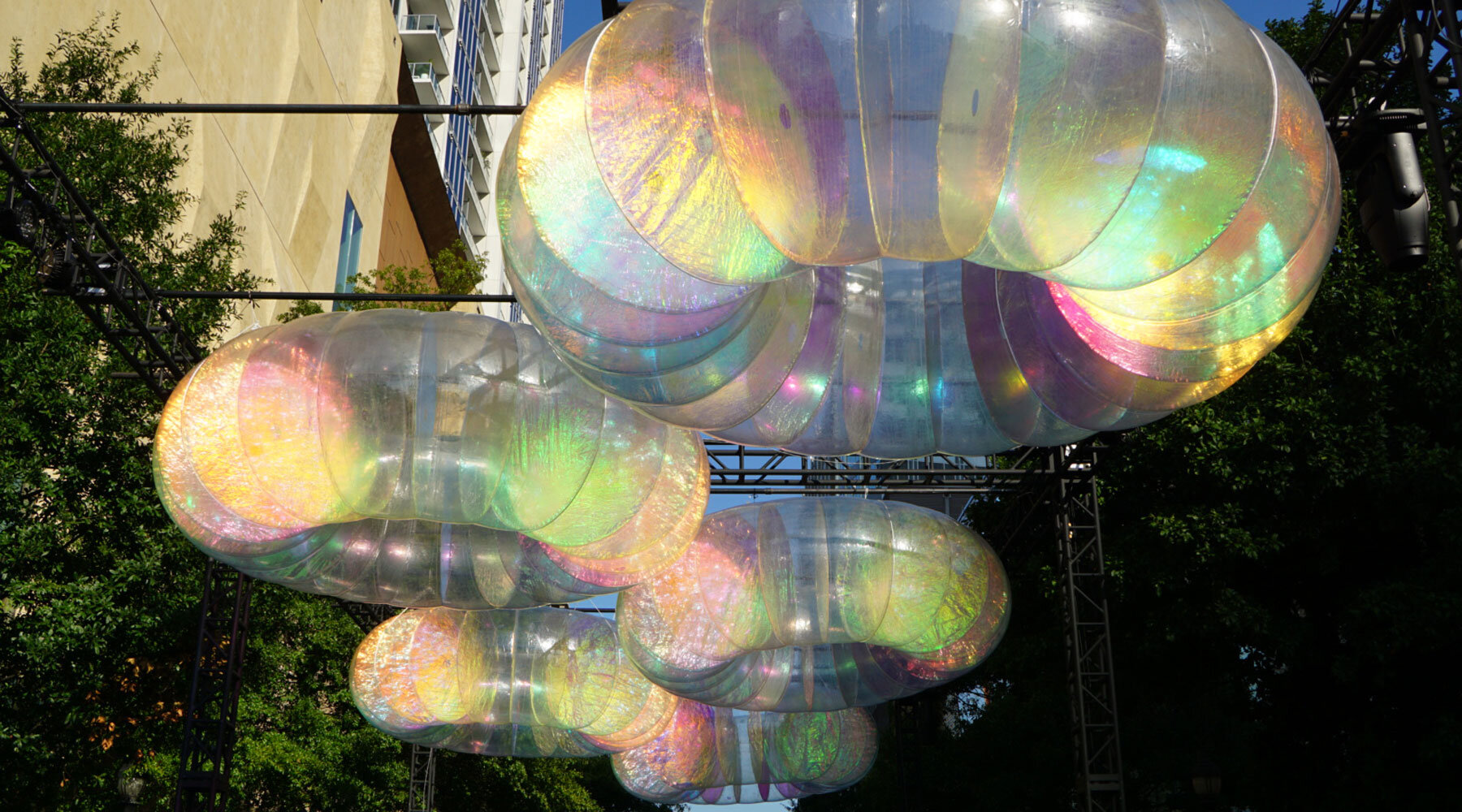 floating-oculus-installation-shifting-chromatic-light-brooklyn-streets-atelier-sisu-splendour-designboom-1800-4