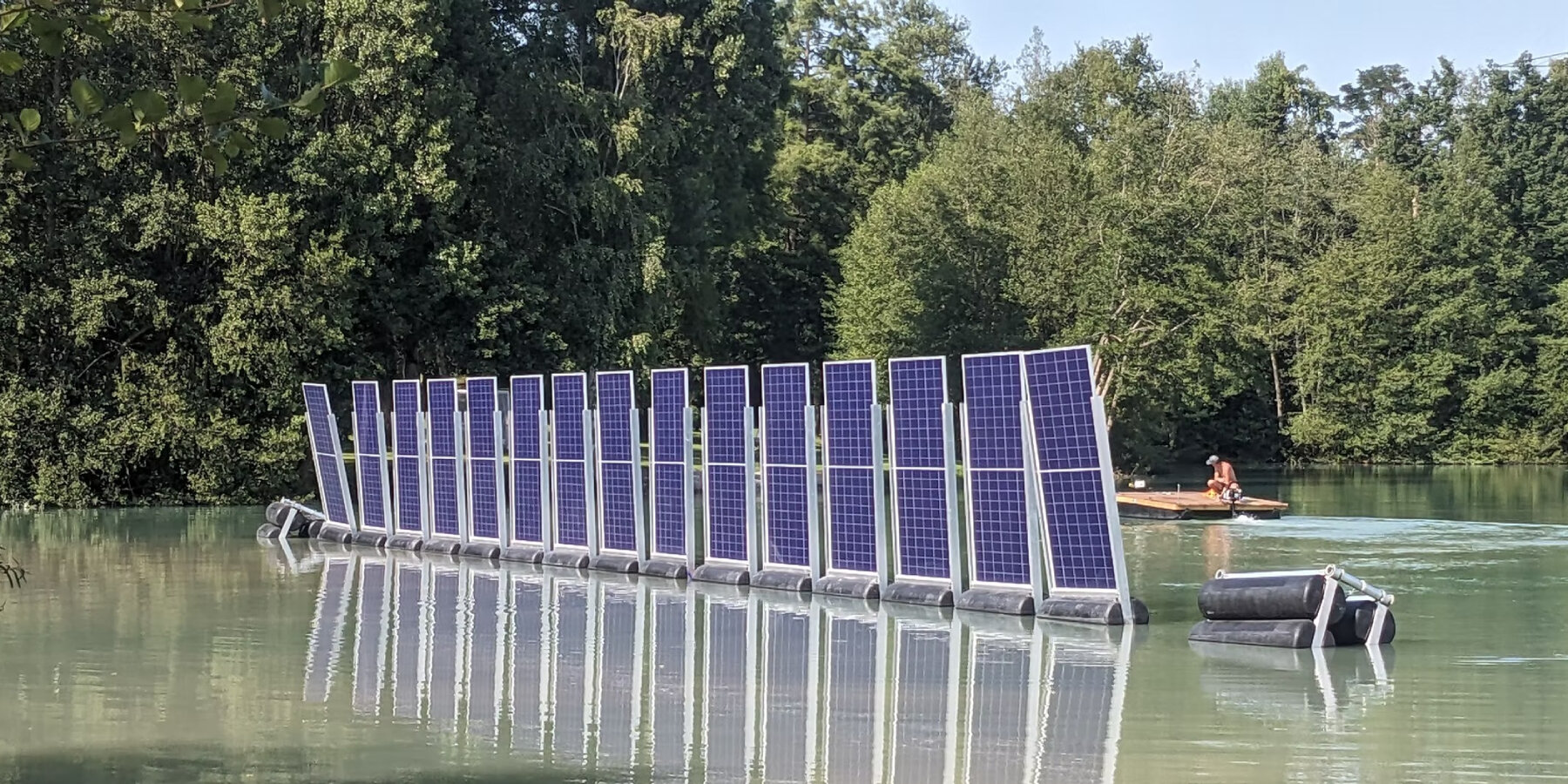 floating-vertical-solar-panels-capture-sun-energy-ponds-lakes-fish-farms-lagoons-designboom-ban