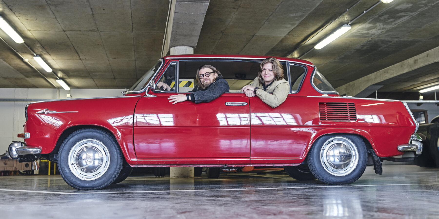 foldable-cinema-style-seats-bike-luggage-upgraded-škoda-1000-MBX-designboom-ban