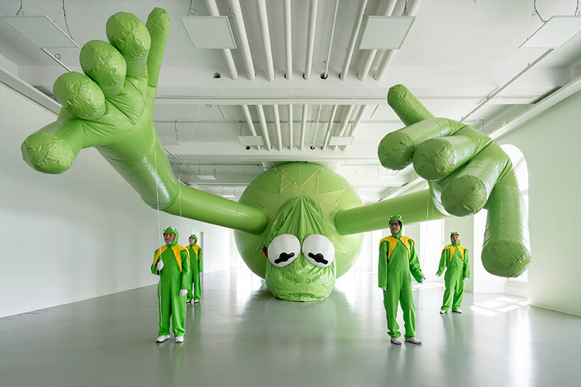 La rana Gustavo gigante flotará sobre la Place Vendôme en Art Basel Paris 2025