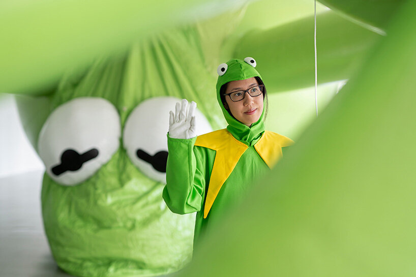 La rana Gustavo gigante flotará sobre la Place Vendôme en Art Basel Paris 2025