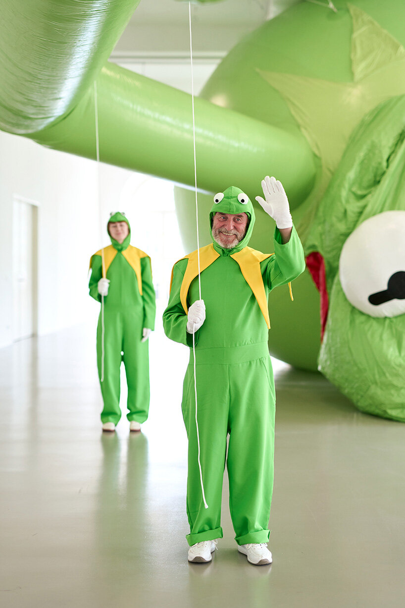 La rana Gustavo gigante flotará sobre la Place Vendôme en Art Basel Paris 2025