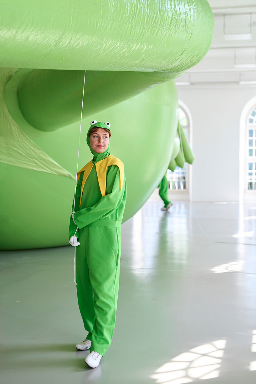 La rana Gustavo gigante flotará sobre la Place Vendôme en Art Basel Paris 2025