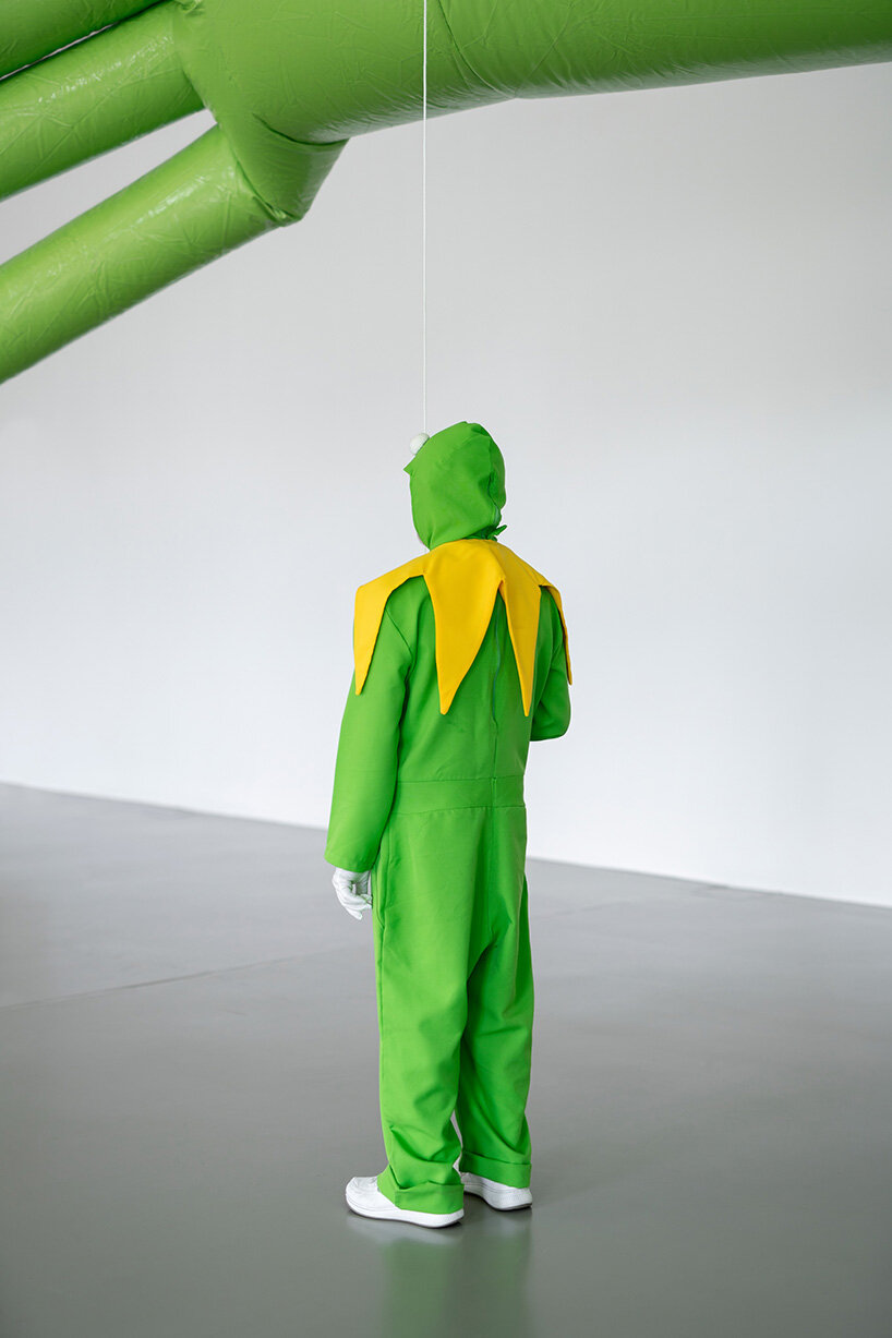 La rana Gustavo gigante flotará sobre la Place Vendôme en Art Basel Paris 2025