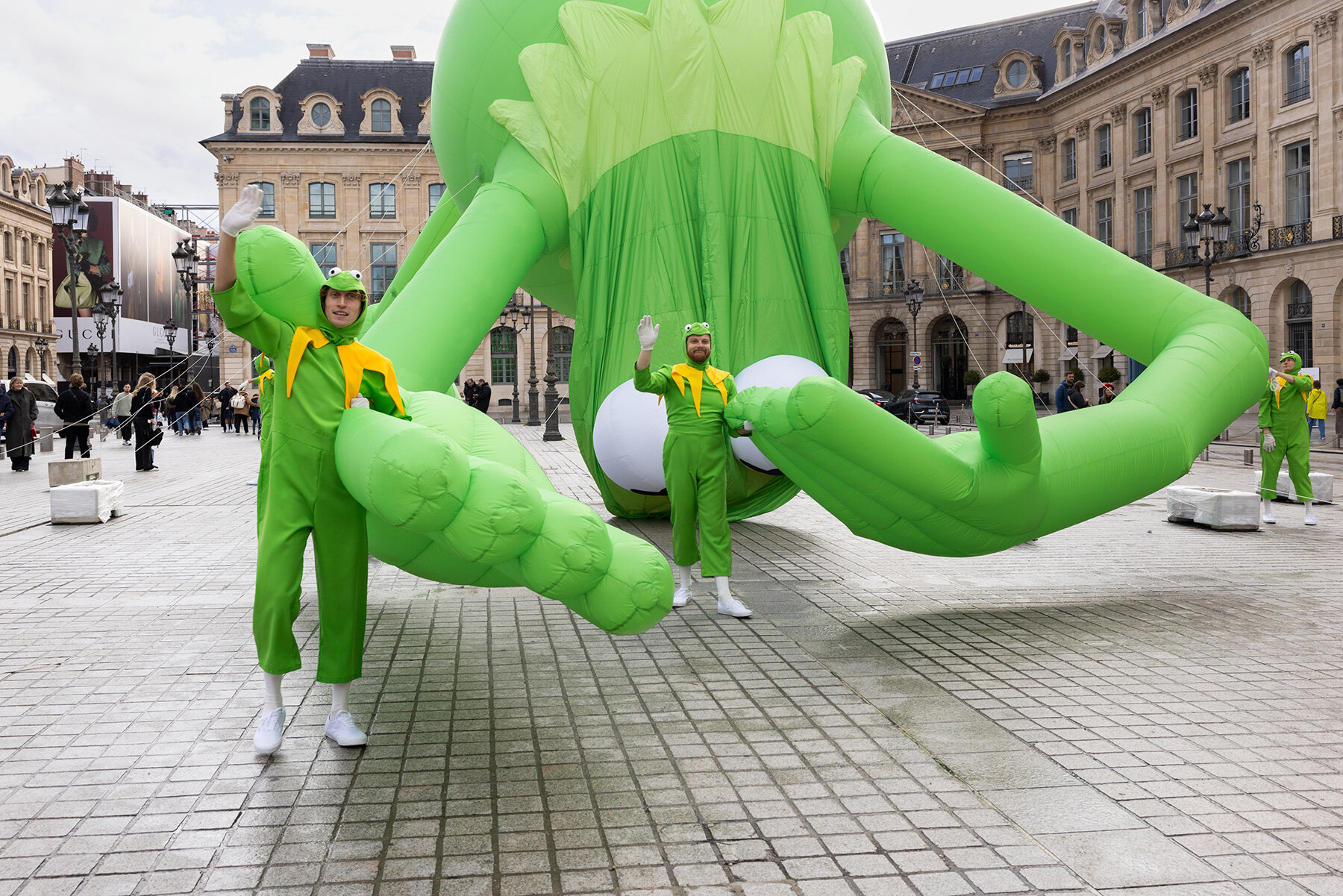 giant-kermit-frog-place-vendome-art-basel-paris-2025-alex-da-corte-designboom-large01