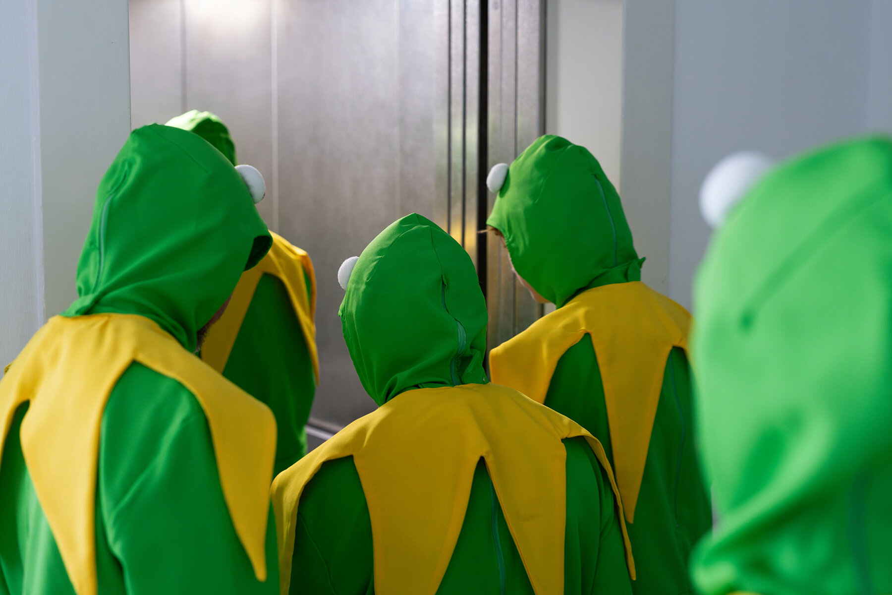 giant-kermit-frog-place-vendome-art-basel-paris-2025-alex-da-corte-designboom-large01