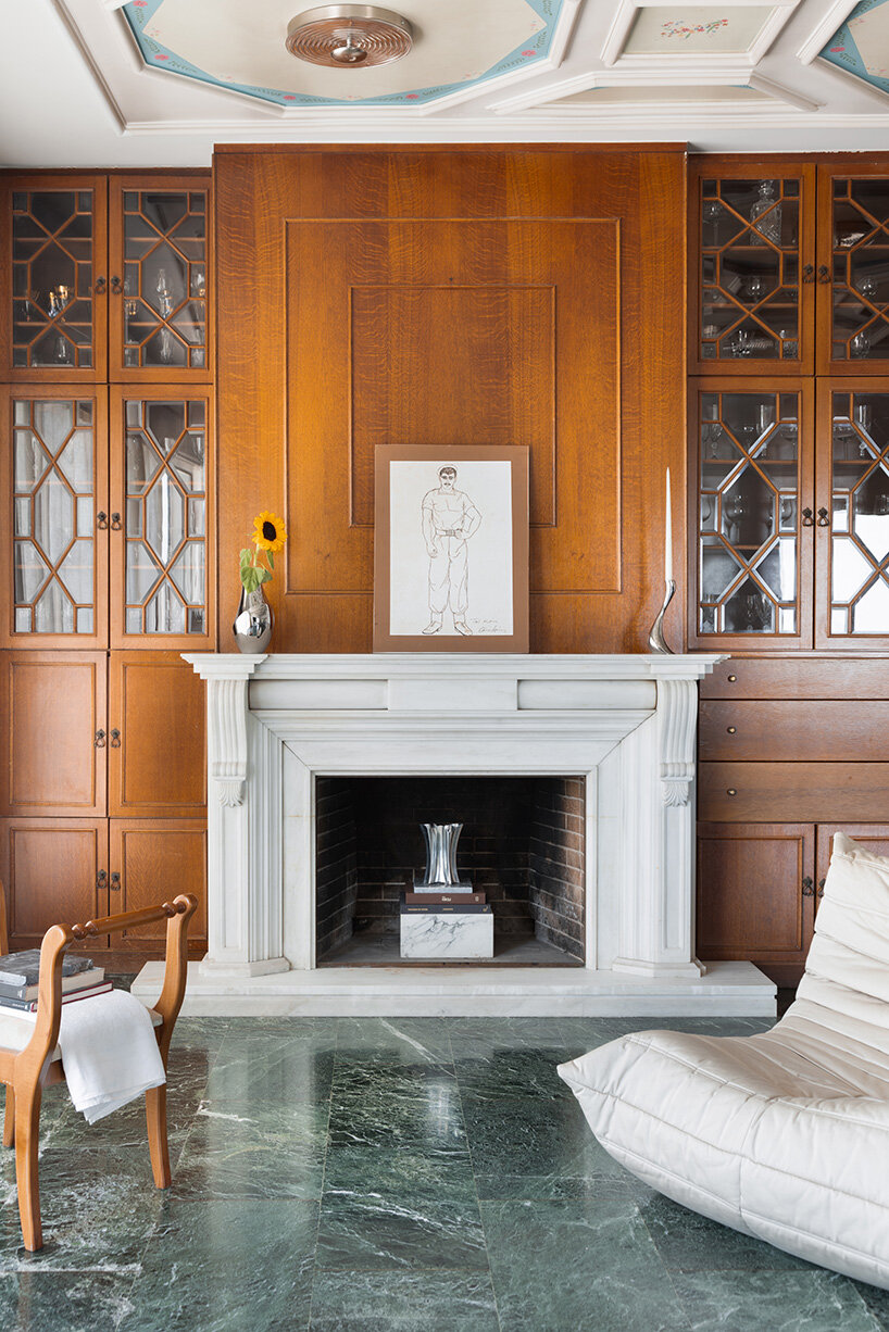 Bloques de vidrio y superficies de mármol iluminan la renovación del ático de Atenas de los años 60