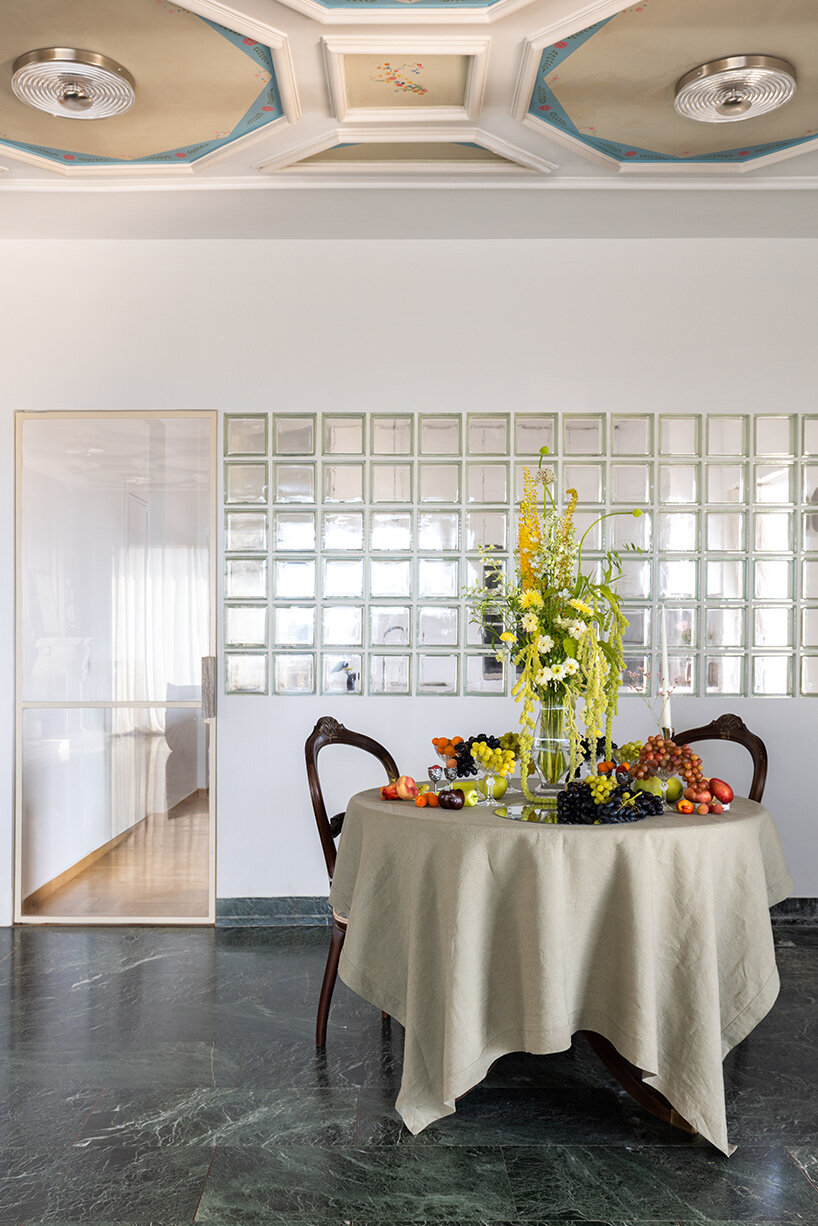 Bloques de vidrio y superficies de mármol iluminan la renovación del ático de Atenas de los años 60