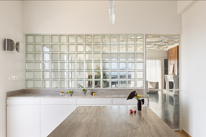 Bloques de vidrio y superficies de mármol iluminan la renovación del ático de Atenas de los años 60