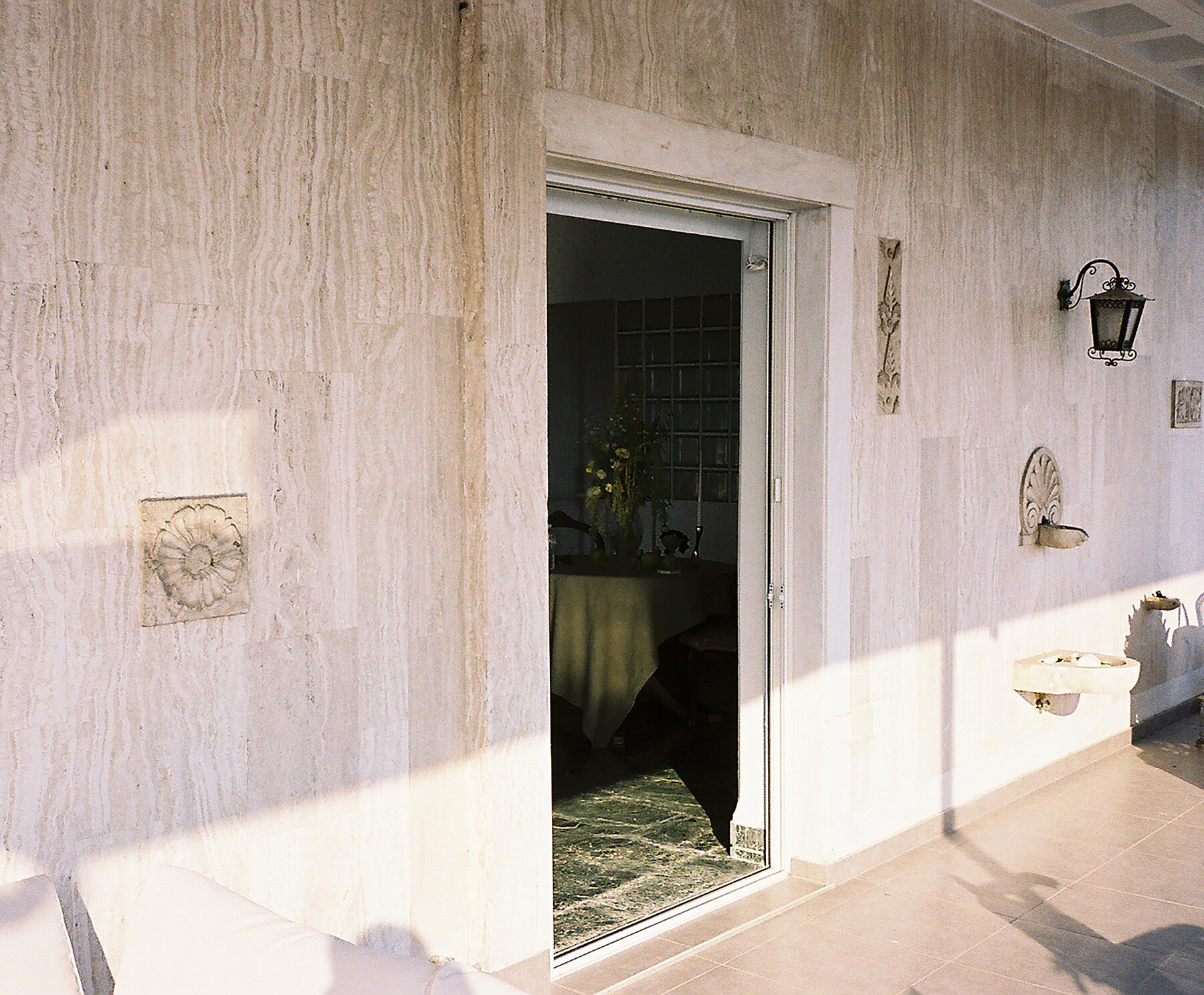 glass-blocks-marble-surfaces-renovation-1960s-athens-penthouse-designboom-large01