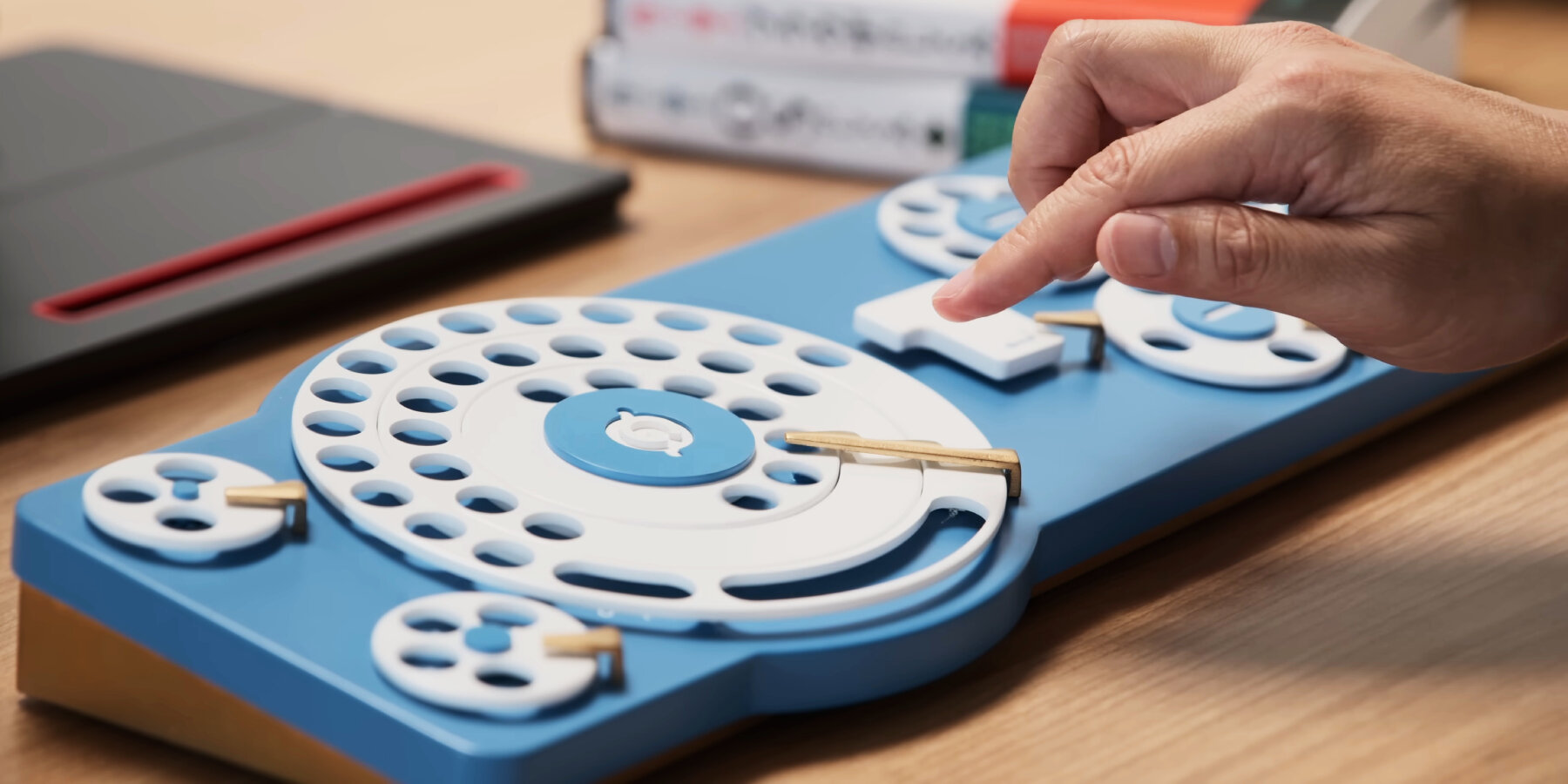 google-japan-modern-rotary-phones-functional-Gboard-turnable-dials-designboom-ban