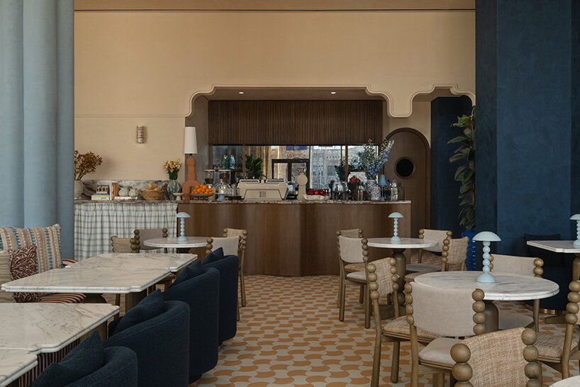 El restaurante Wave de IDST en Dubái combina la alegría de Memphis con la tranquilidad mediterránea